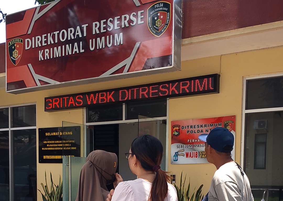 MELAPOR: Sejumlah penasihat hukum dan keluarga Brigadir Rizka melapor ke Mapolda NTB atas pengerusakan rumah, beberapa waktu lalu.&nbsp;