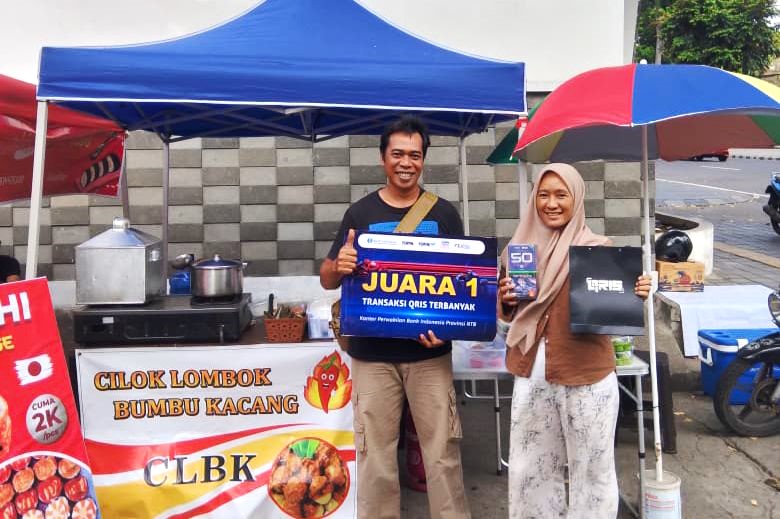 Hendra Wijaya (kiri), pemilik usaha kuliner lontong kikil tanpa tulang di Mataram.