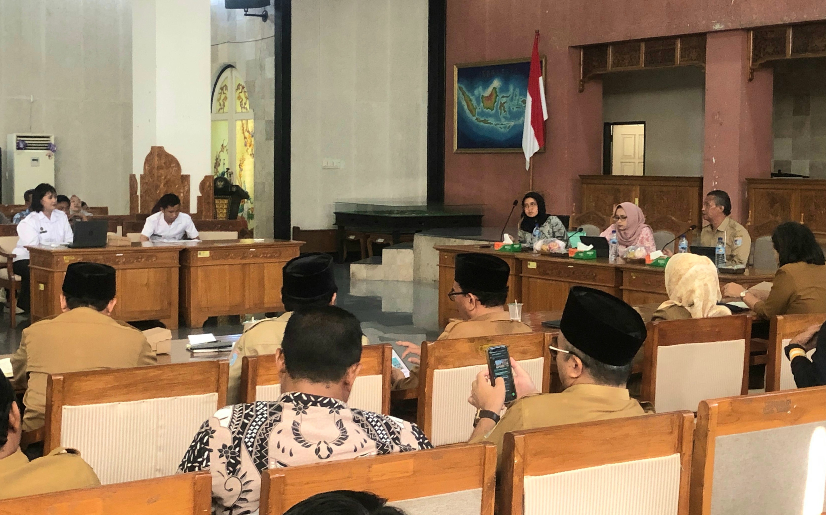 RAKOR: Satgas MBG Lombok Barat menggelar rapat koordinasi dengan tim pengawasan Sekretariat Negara di Aula Kantor Bupati Lobar, Selasa (14/10).