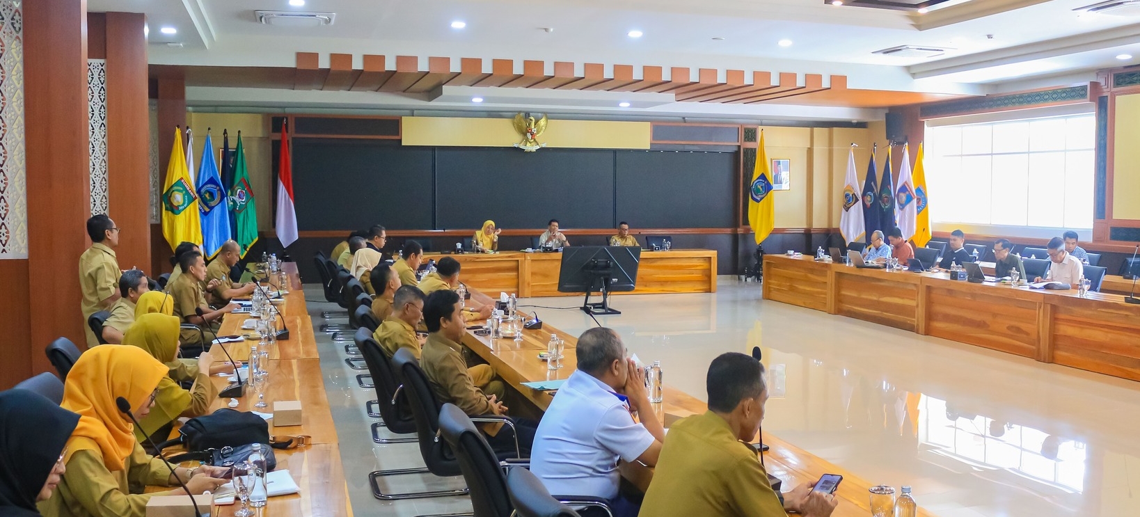 Suasana rapat optimalisasi target pendapatan daerah tahun 2026 yang bersumber dari PAD, khususnya komponen Retribusi Daerah, di Kantor Gubernur NTB, Selasa (14/10).