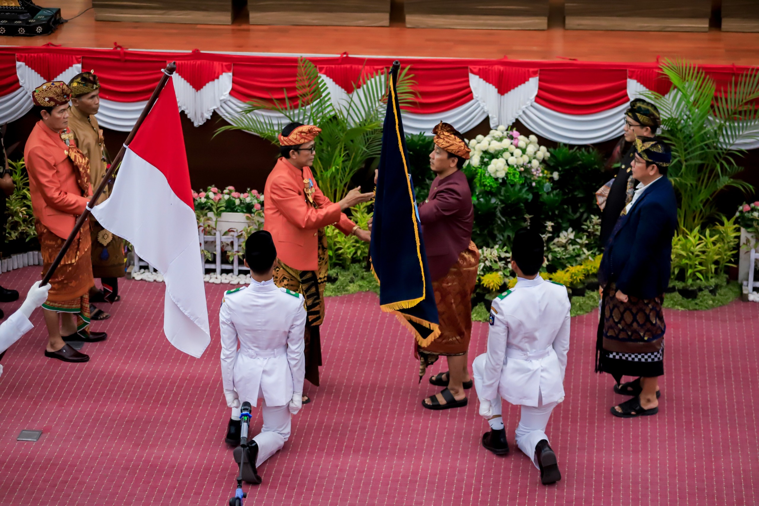 Bupati Lombok Tengah Lalu Pathul Bahri menyerahkan bendera pataka Hari Jadi ke-80 Lombok Tengah kepada Ketua DPRD Lombok Tengah Lalu Ramdan