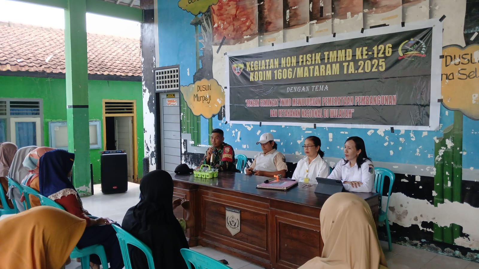 Kodim 1606/Mataram menggandeng DP2KBP3A Kabupaten Lombok Barat untuk menggelar penyuluhan dan pelayanan KB gratis di Aula dan Polindes Desa Dasan Geria, Kecamatan Lingsar, Rabu (15/10).