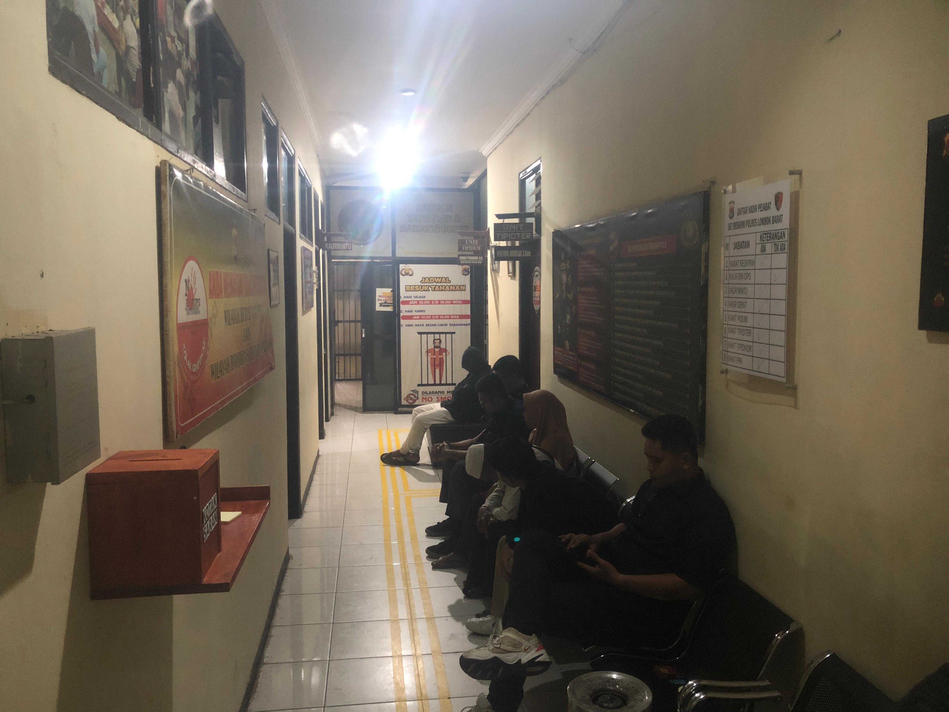 TAMBAHAN TERSANGKA: Empat tersangka baru kasus pembunuhan Brigadir Esco Faska Rely didampingi kuasa hukumnya saat pemeriksaan di ruang Satreskrim Polres Lobar, Rabu (15/10).