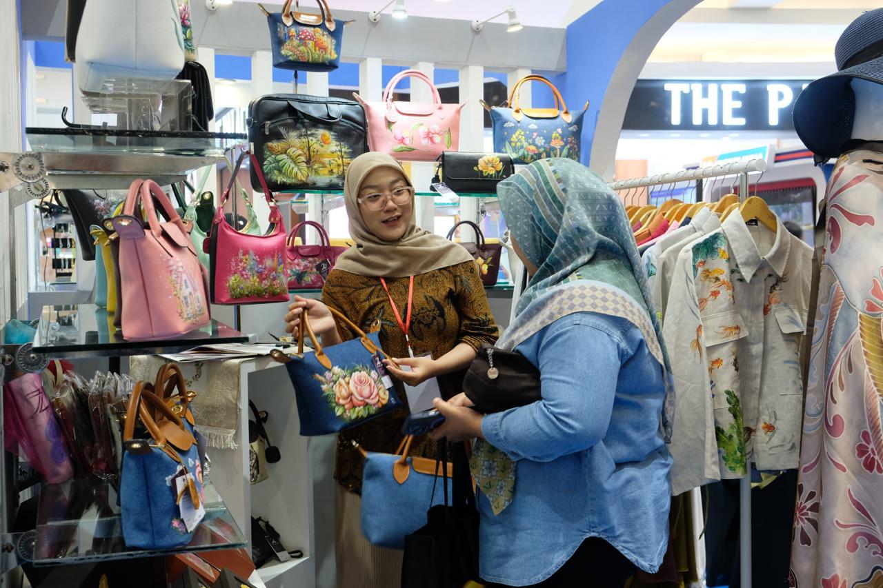 Transaksi penjualan UMKM binaan Pertamina Patra Niaga Jatimbalinus di Pertamina Small Medium Enterprise Expo (SMEXPO) 2024 Surabaya selama tiga hari tercatat mencapai 1 miliar lebih