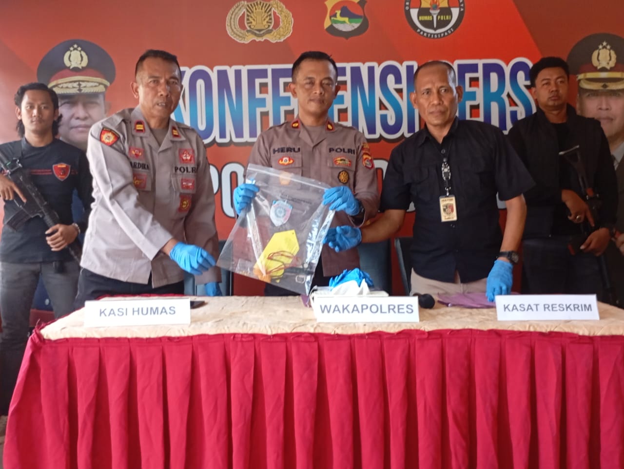 Wakapolres Dompu Kompol Heru Windiarto (tengah) dan Kasatreskrim AKP Masdidin (dua kanan) menunjukan barang bukti saat jumpa pers, Selasa (14/10).