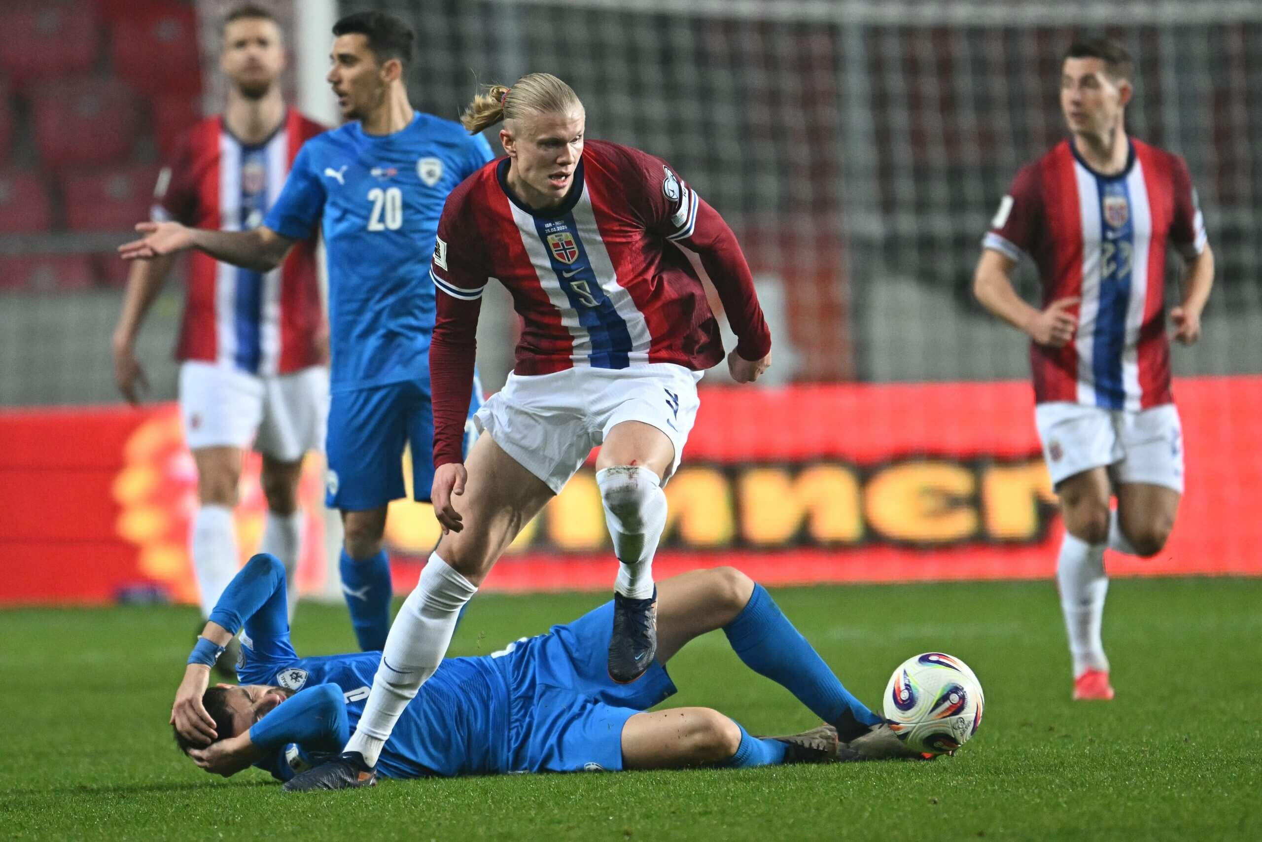 FIFA murka! Norwegia terancam sanksi usai menang 5-0 atas Israel. Aksi pro-Palestina di stadion dinilai langgar netralitas sepak bola.