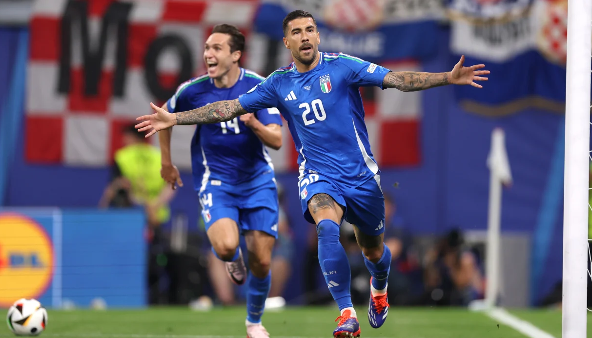 Italia menang 3-0 atas Israel dalam laga penuh ketegangan di Udine. Sniper disiagakan, demo pro-Palestina bentrok dengan polisi.