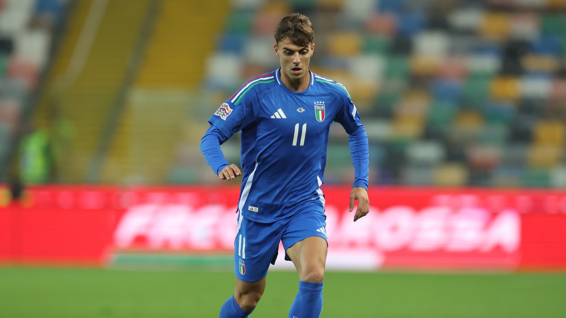Daniel Maldini menggiring bola saat melawan Israel di Stadon yang spi penonton. Warga Italia lebih memilih melakukan demonstrasi ketimbang menonton laga tersebut.
