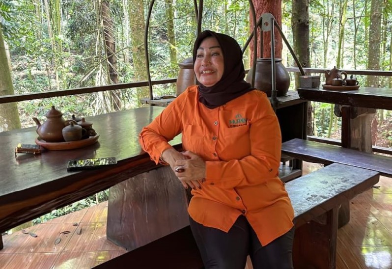 HUTAN ORGANIK: Rosita bertahun-tahun menumbuhkan hutan organik seluas 30 hektare bersama suaminya di Megamendung, Kabupaten Bogor.