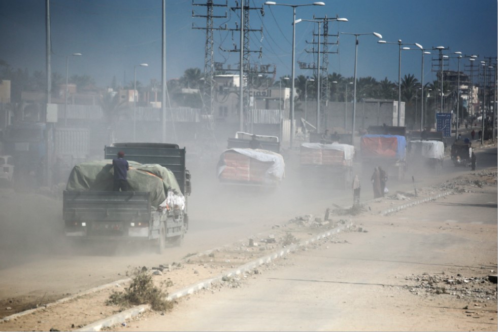 TERTAHAN: Truk-truk bermuatan bantuan kemanusiaan di sisi Mesir dari perlintasan Rafah menunggu untuk menyeberang ke Jalur Gaza Rabu (15/10).