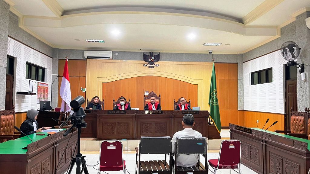 DIHUKUM LEBIH RENDAH: Terdakwa korupsi Pungli fee proyek di Dikbud NTB Ahmad Muslim berjalan ke luar persidangan usai sidang di PN Tipikor Mataram, beberapa waktu lalu.