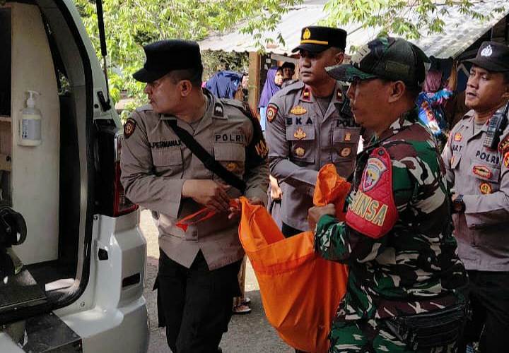 EVAKUASI JENAZAH: Kapolsek Kuripan Ipda I Wayan Eka Ariyana saat mengevakuasi jenazah korban diduga gantung diri di Deasa Kuripan, Kamis (16/10).