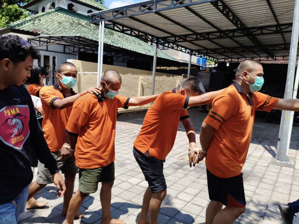 DIMASUKKAN PENJARA: Sejumlah pelaku kejahatan digiring ke sel tahanan di Mapolresta Mataram, Rabu (15/10).&nbsp;