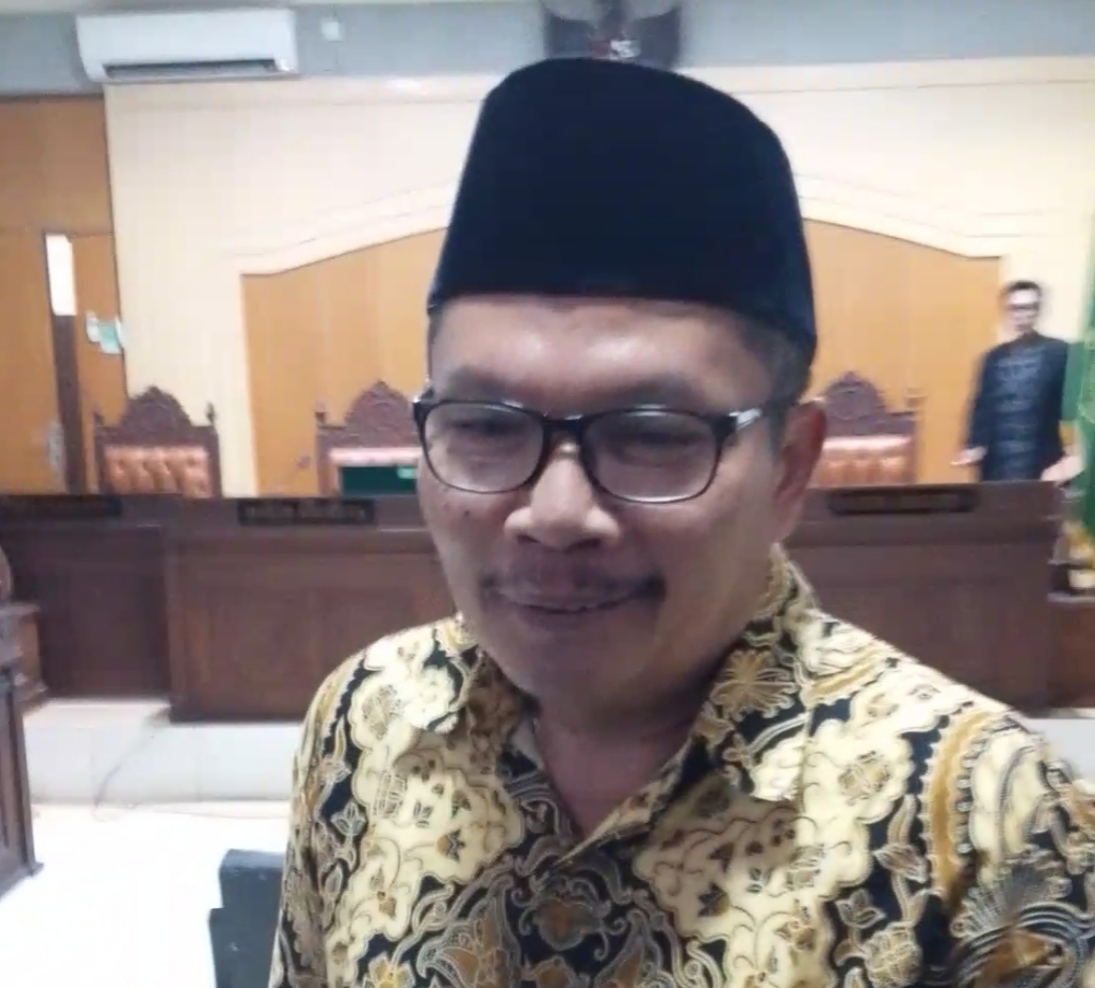 BANDING: Terdakwa Rosiady Sayuti berjalan keluar usai menjalani sidang pembacaan putusan di Pengadilan Tipikor Mataram, beberapa hari lalu.