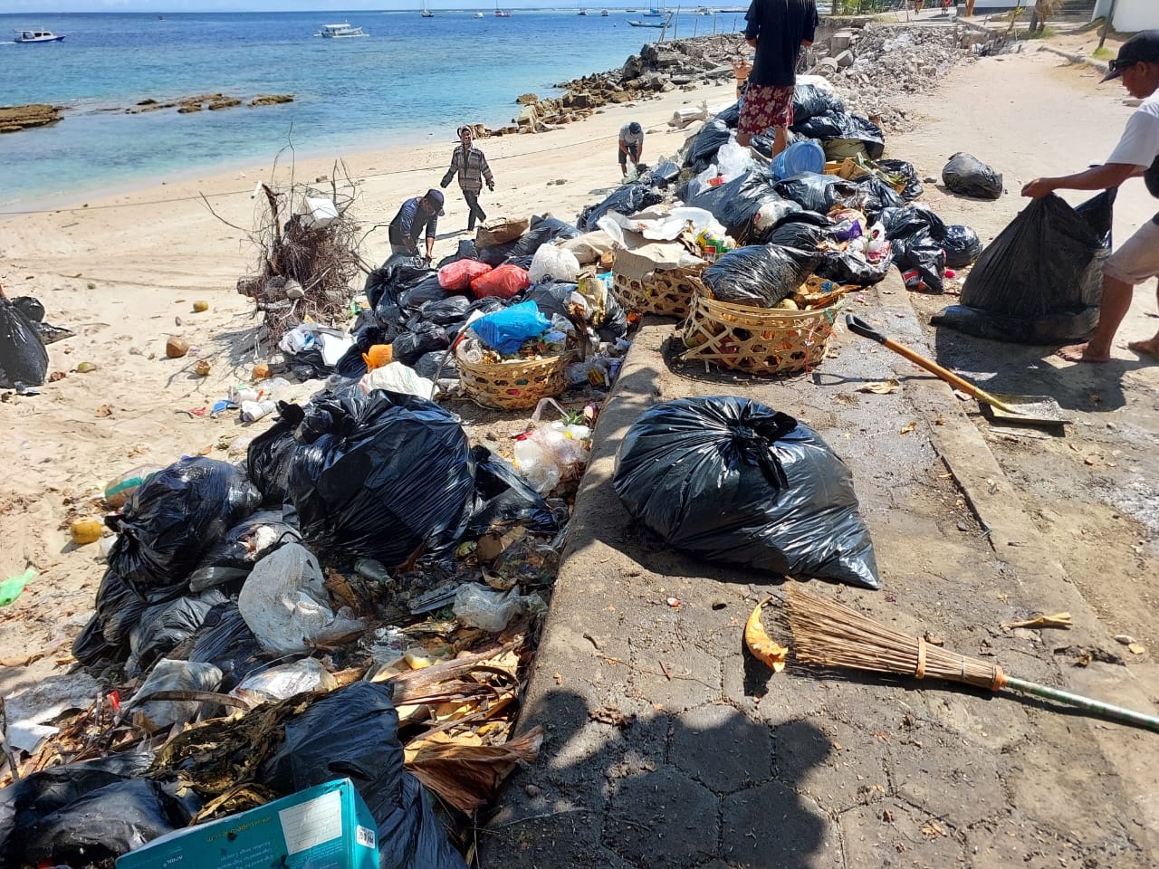 HARUS DIKELOLA: Tumpukan sampah di kawasan wisata gili. Pemda KLU berkomitmen mengurai sampah di kawasan ini.