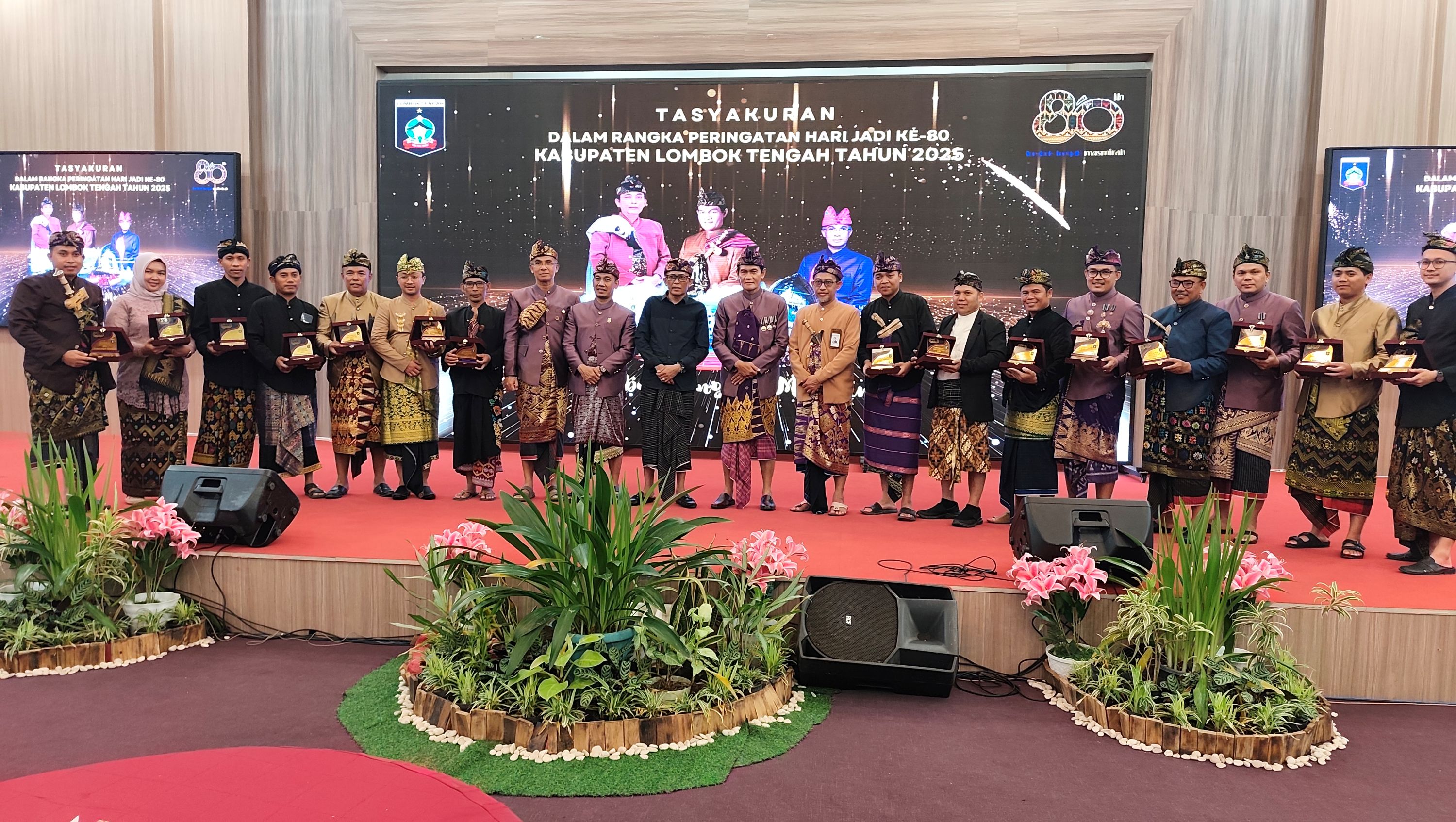 Bupati dan Wakil Bupati Lombok Tengah Lalu Pathul Bahri dan M Nursiah  berfoto bersama sejumlah pegawai ASN yang berprestasi dalam inovasi dan kreativitas di kantor bupati, Rabu (15/10).