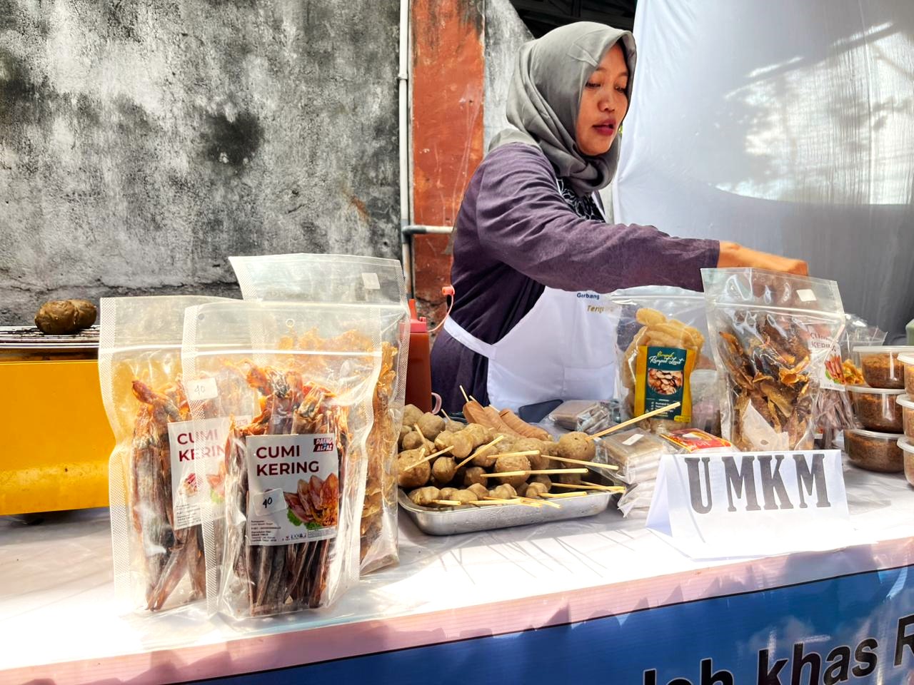 Salah satu UMKM Lombok Timur yang menjadi mitra Finatra, unit pembiayaan mikro syariah FIFGROUP Cabang Selong dalam kegiatan bazar UMKM.