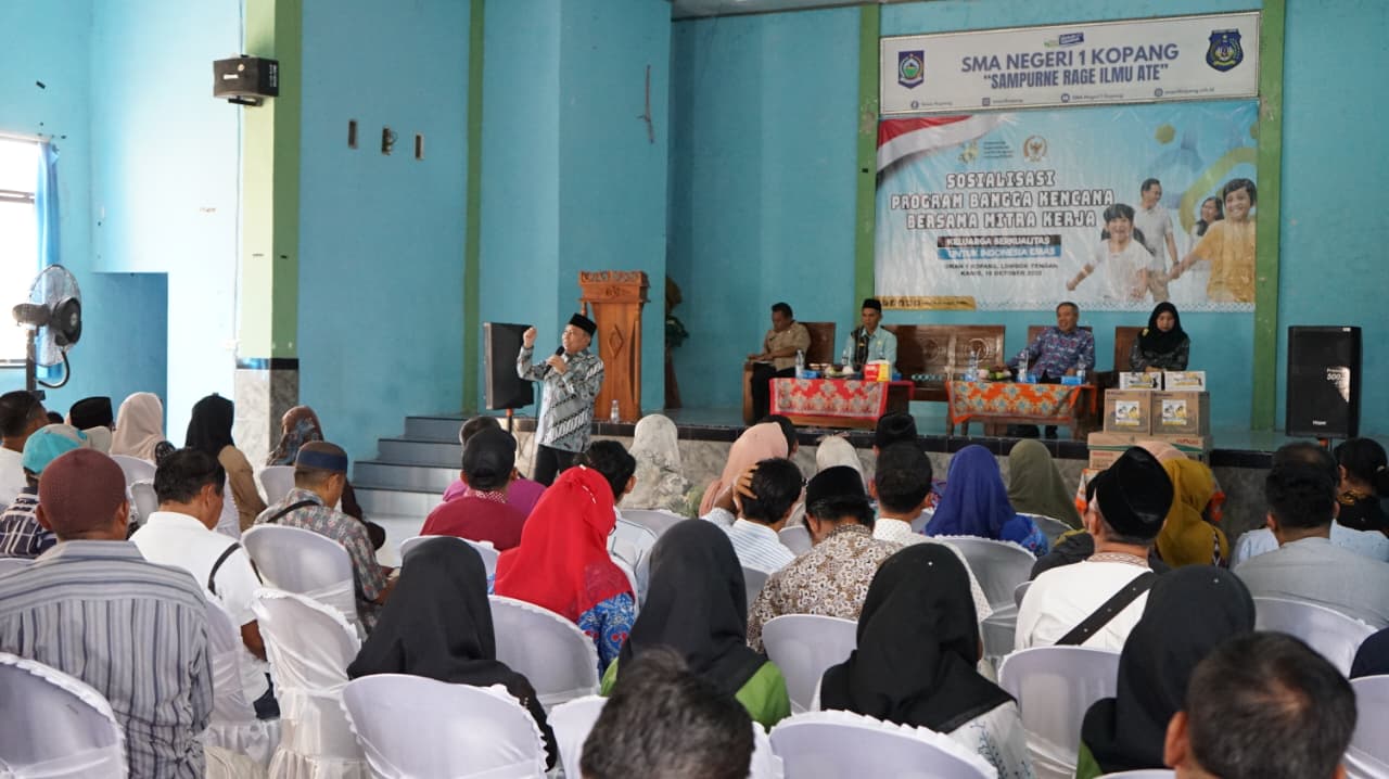 Muazzim Akbar Sosialisasi Program Bangga Kencana Bersama Mitra Kerja yang digelar di SMAN 1 Kopang, Kabupaten Lombok Tengah, Kamis (16/10/2025).