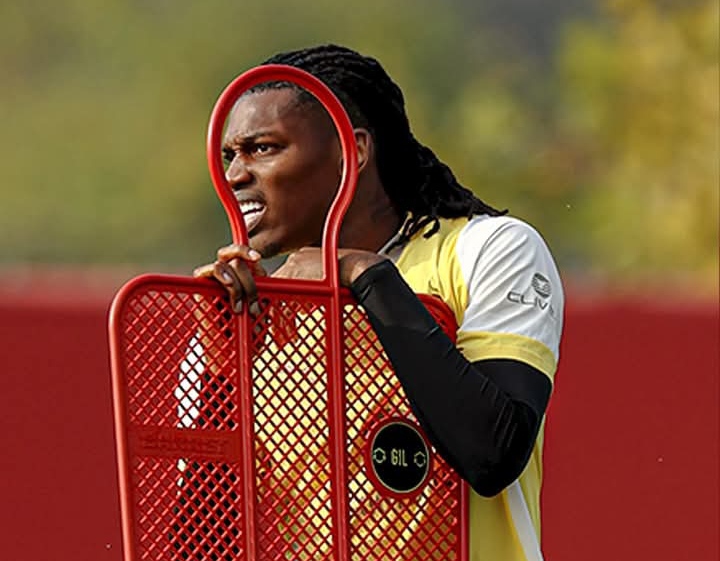 Rafael Leao, pemain AC Milan menghela nafas dalam sesi latihan tim.
