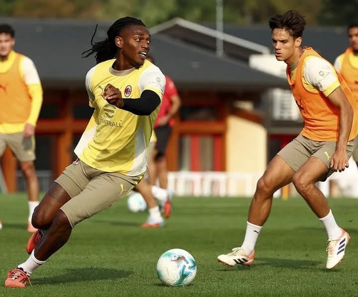 Suasana latihan AC Milan jelang laga kontra Fiorentina, tampak Samuele Ricci membayangi Rafael Leao.