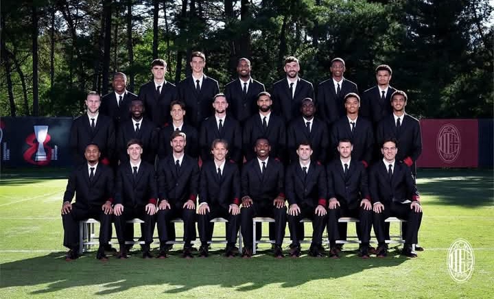 Tim AC Milan saat sesi foto dengan setelan jas resmi.