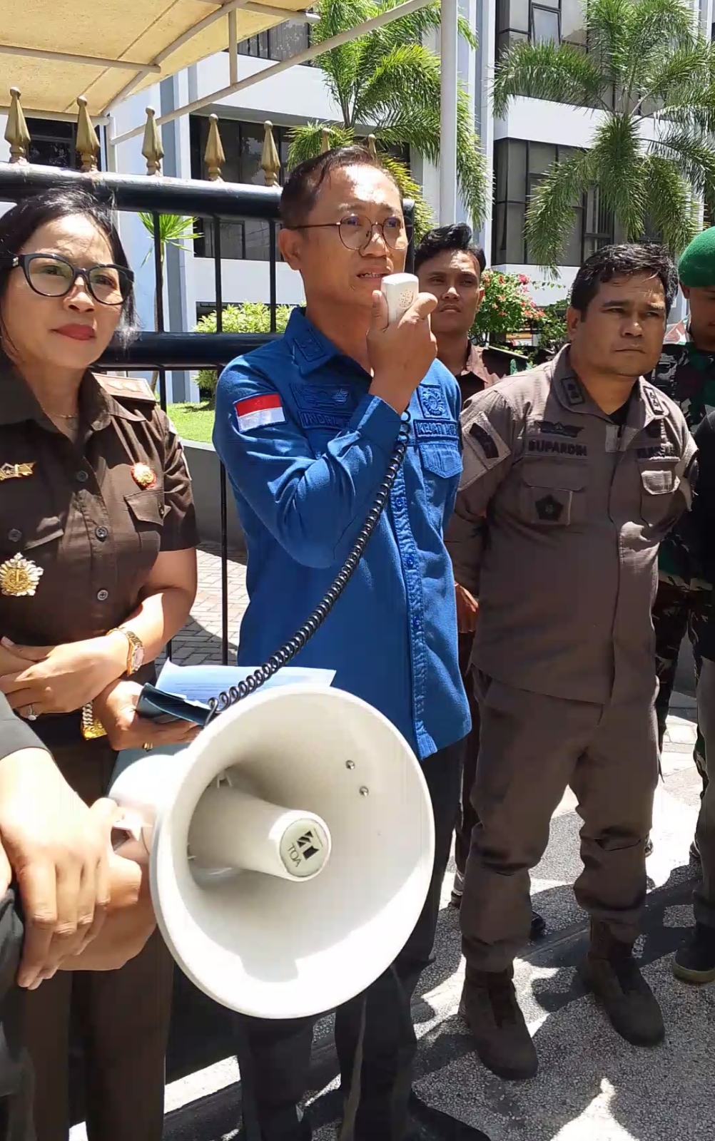 BERIKAN PENJELASAN: Plh Aspidsus Kejati NTB Indra Harvianto Saleh memberikan penjelasan kepada massa aksi demo di depan kantor Kejati NTB, Kamis (16/10).