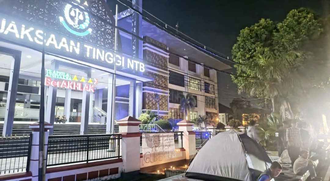 Ikatan Mahasiswa Pemuda Pemerhati Hukum (Imperium) NTB menggelar aksi damai dengan mendirikan kemah di depan kantor Kejaksaan Tinggi (Kejati) NTB, Rabu malam (15/10).