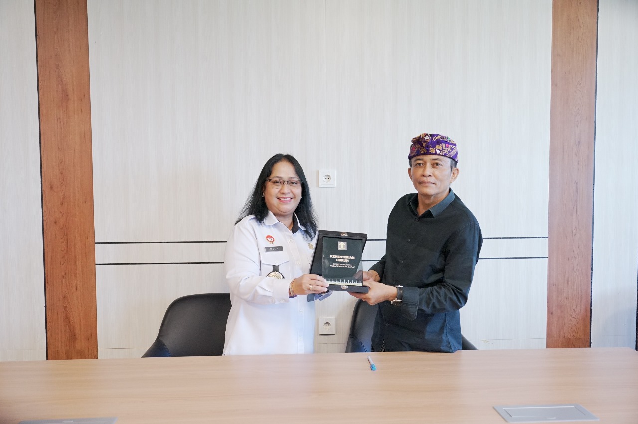 Kakanwil Kemenkum NTB menandatangani Nota Kesepakatan tentang kerja sama penyelenggaraan pelayanan hukum serta perlindungan dan pengelolaan Kekayaan Intelektual (KI) dengan Bupati Lombok Tengah