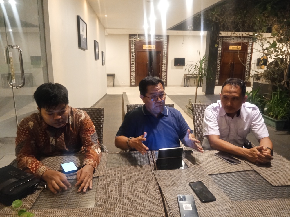 Kuasa Hukum Prof Hamsu Kadriyan, Dr Ainuddin (tengah) didampingi Michael Ansori (kiri) dan Aditiya Saputra menggelar jumpa pers di Mataram, Kamis (16/10).