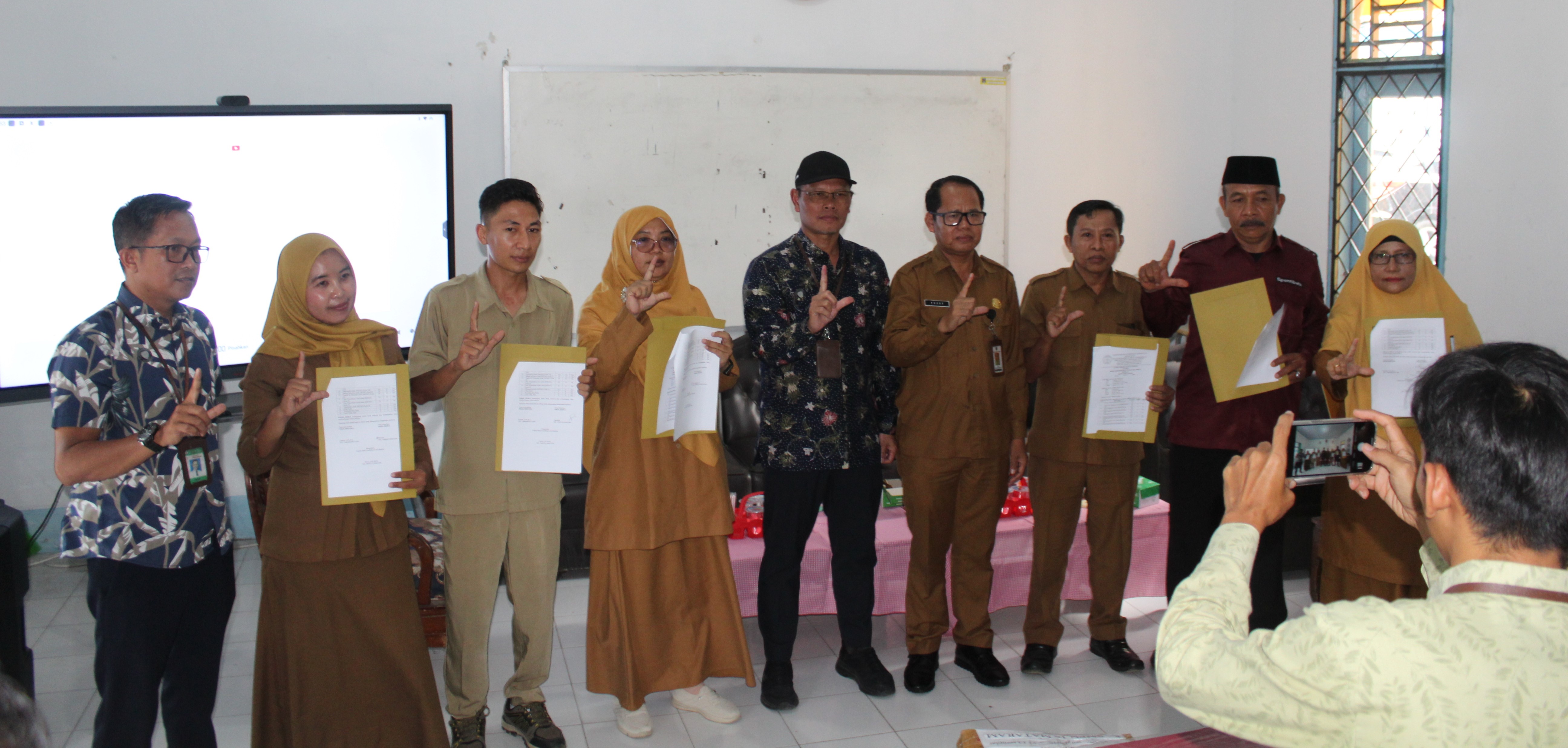 Sejumlah kepala sekolah foto bersama Kepala BPMP NTB Katman (lima dari kanan) usai menerima bantuan buku di SMPN 16 Mataram, Selasa lalu (14/10). SMPN 16 Mataram terima 399 buku bantuan pasca banjir.