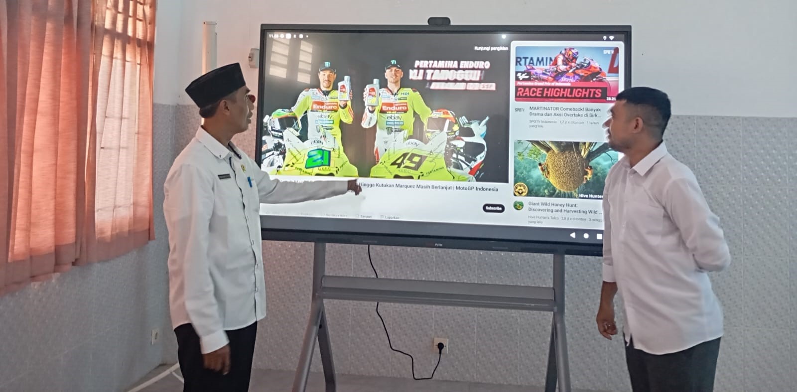 Salah satu bantuan smart board di sekolah Kota Mataram saat dioperasikan. Tercatat, ada 26 SD di Mataram belum kebagian smart board.