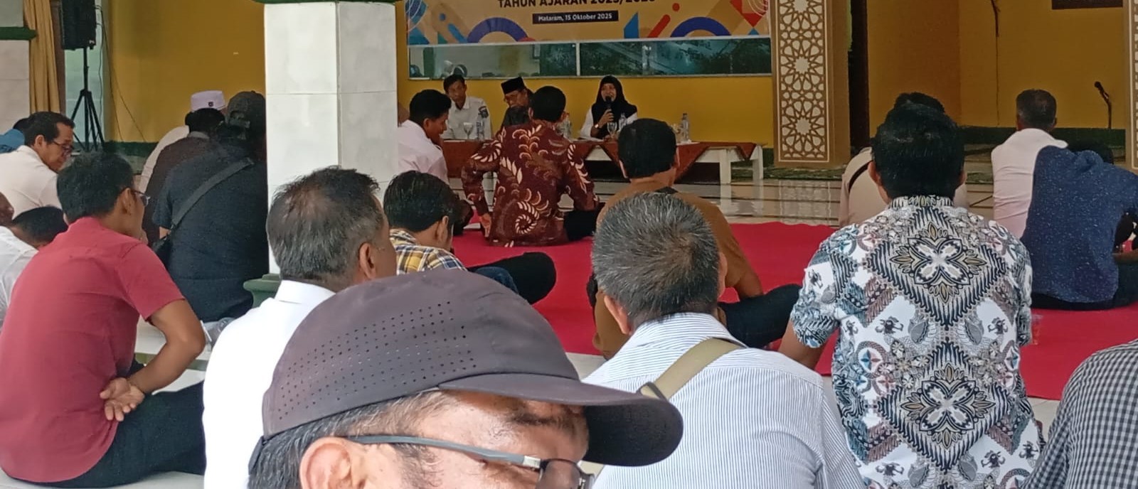 Komite SMAN 3 Mataram bersama wali siswa mengadakan pertemuan di musala sekolah setempat, Rabu lalu (15/10). Sebanyak 391 siswa pengguna KIP bebas sumbangan.