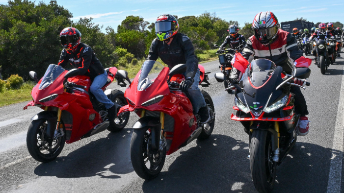 Casey Stoner dan Bagnaia pimpin parade MotoGP Phillip Island 2025, ribuan fans tumpah ruah sambut bintang MotoGP di Australia.