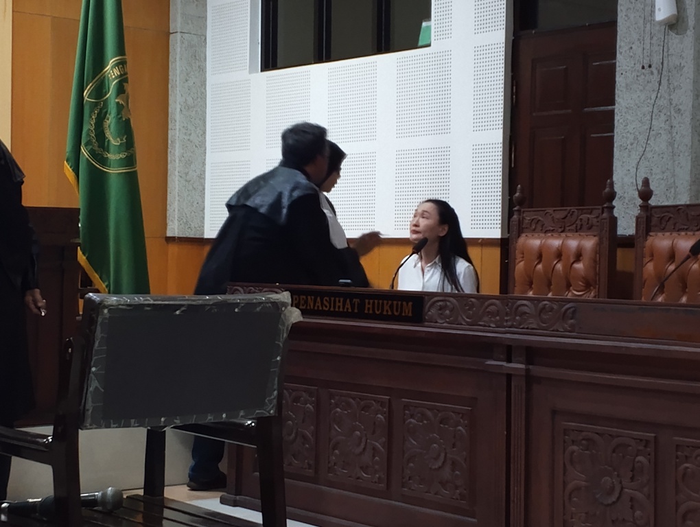 Terdakwa korupsi LCC Isabel Tanihaha berkoordinasi dengan penasihat hukumnya, beberapa waktu lalu.&nbsp;