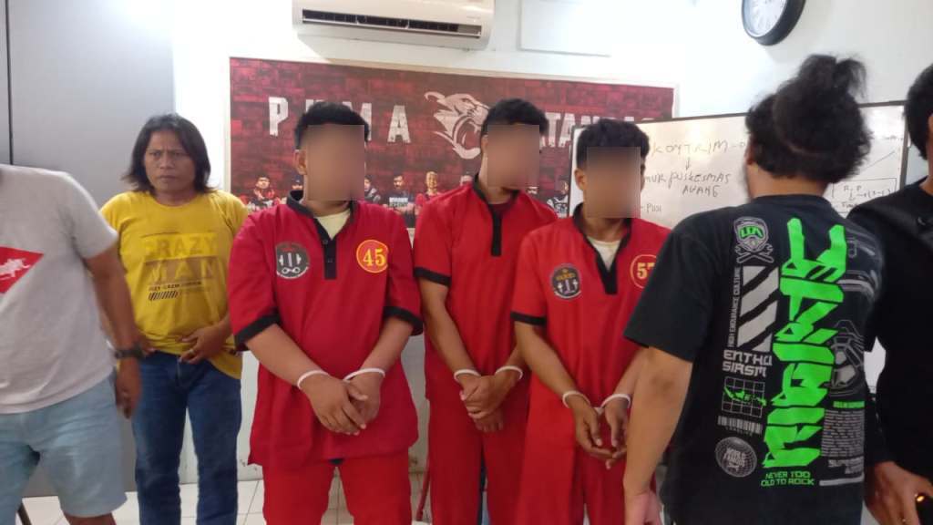 DIINTEROGASI: Tim Jatanras Polda NTB menginterogasi para pelaku Curanmor di Mapolda NTB, Kamis (16/10).&nbsp;