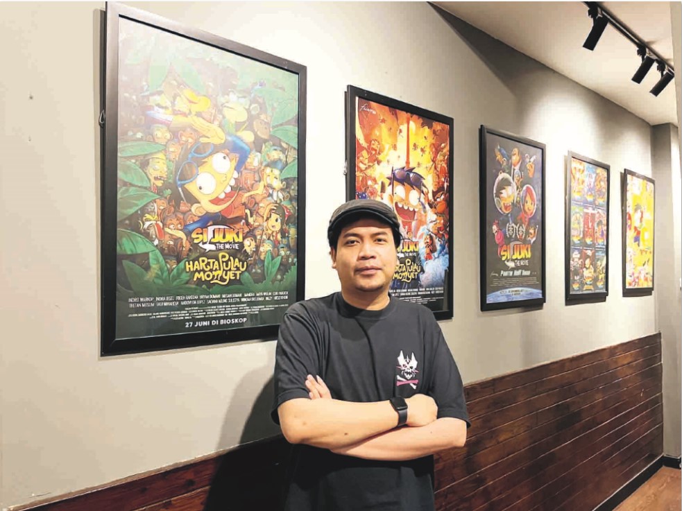 RINGAN DAN KOMIKAL: Faza Meonk, pencipta karakter Si Juki, di kantornya di kawasan Fatmawati, Jakarta Selatan (24/9).