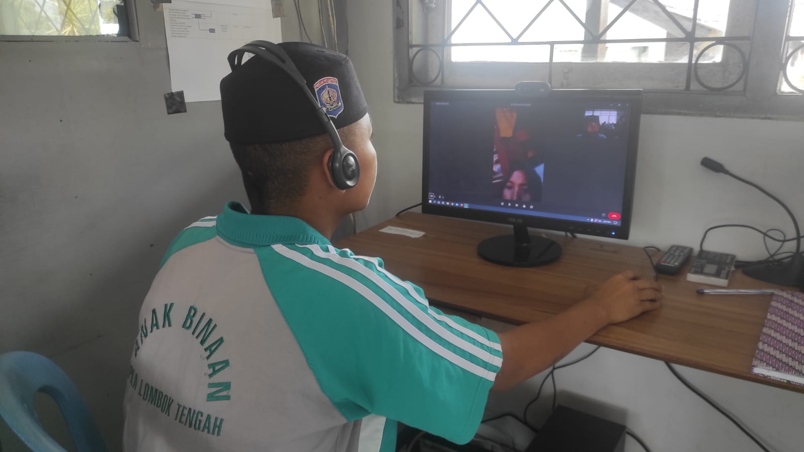 HAK KOMUNIKASI: Seorang anak binaan saat menyapa keluarganya melalui video call yang disiapkan LPKA Lombok Tengah, Kamis (16/10).