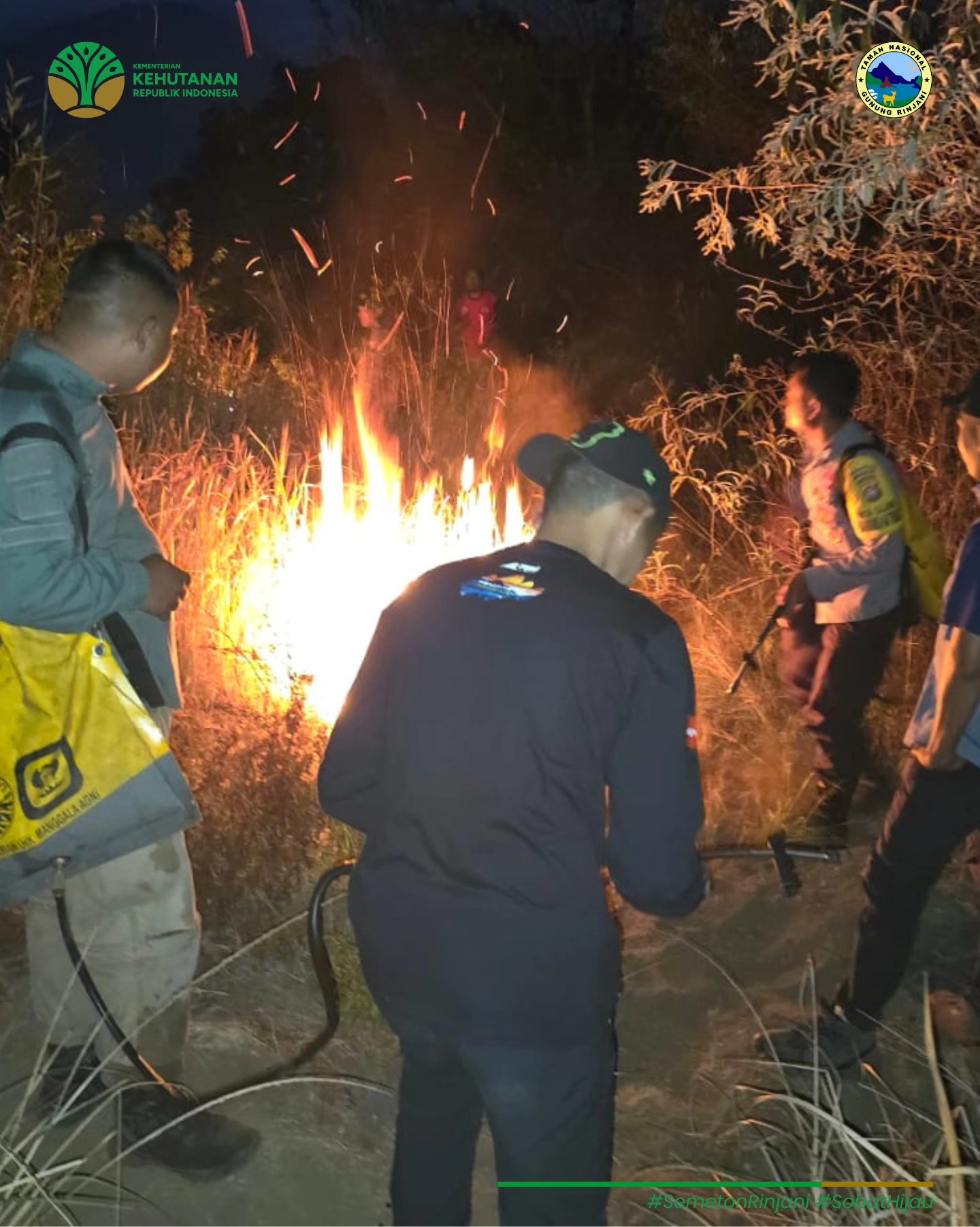 Proses pemadaman api oleh Penanganan dilakukan oleh tim gabungan yang terdiri dari 20 personel, di kawasan TNGR, Kamis malam (16/10).