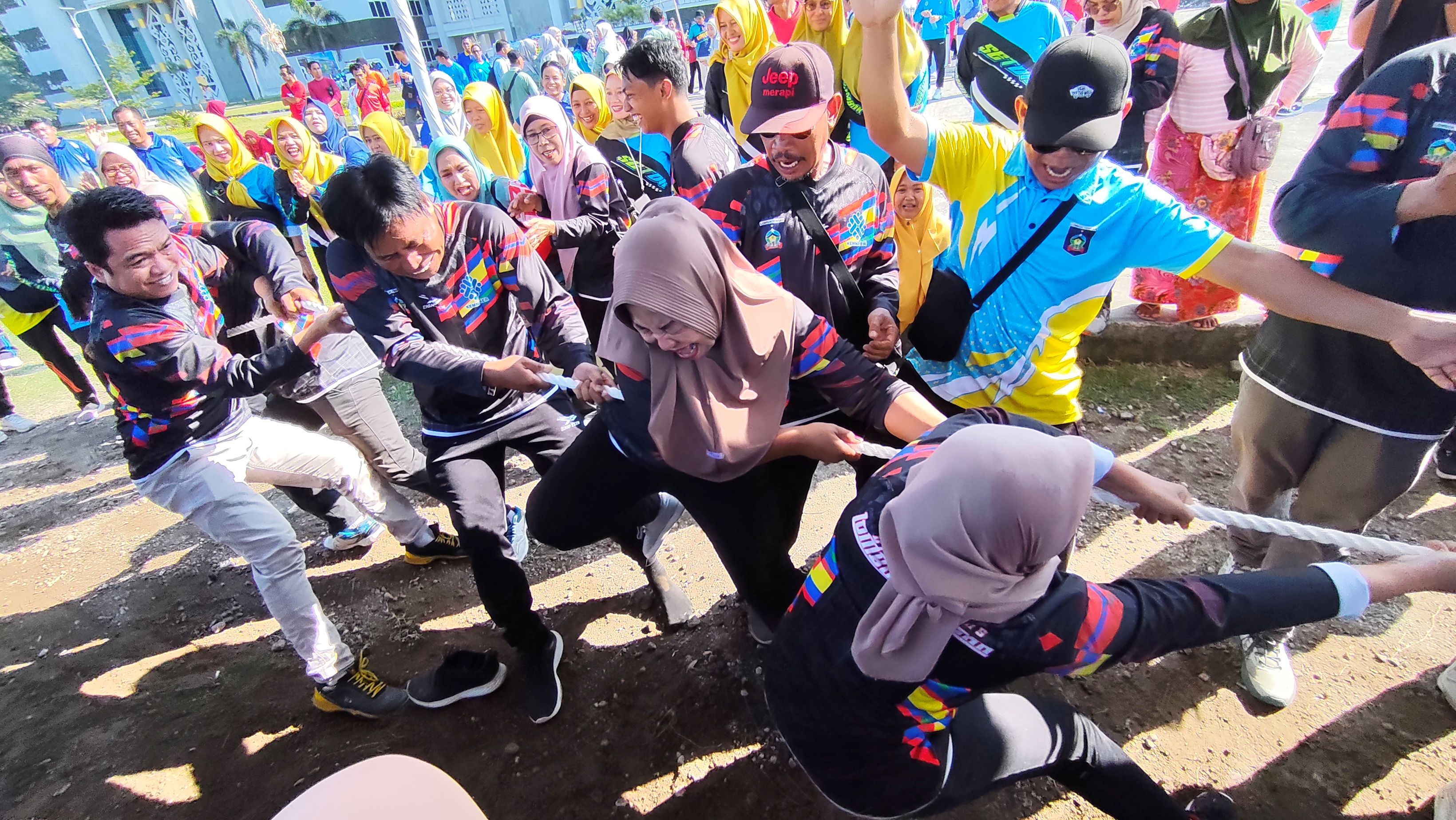 RIANG GEMBIRA: Sejumlah ASN penuh semnagat mengikuti salah satu lomba rakyat tarik tambang di halaman kantor bupati, Jumat (17/10).