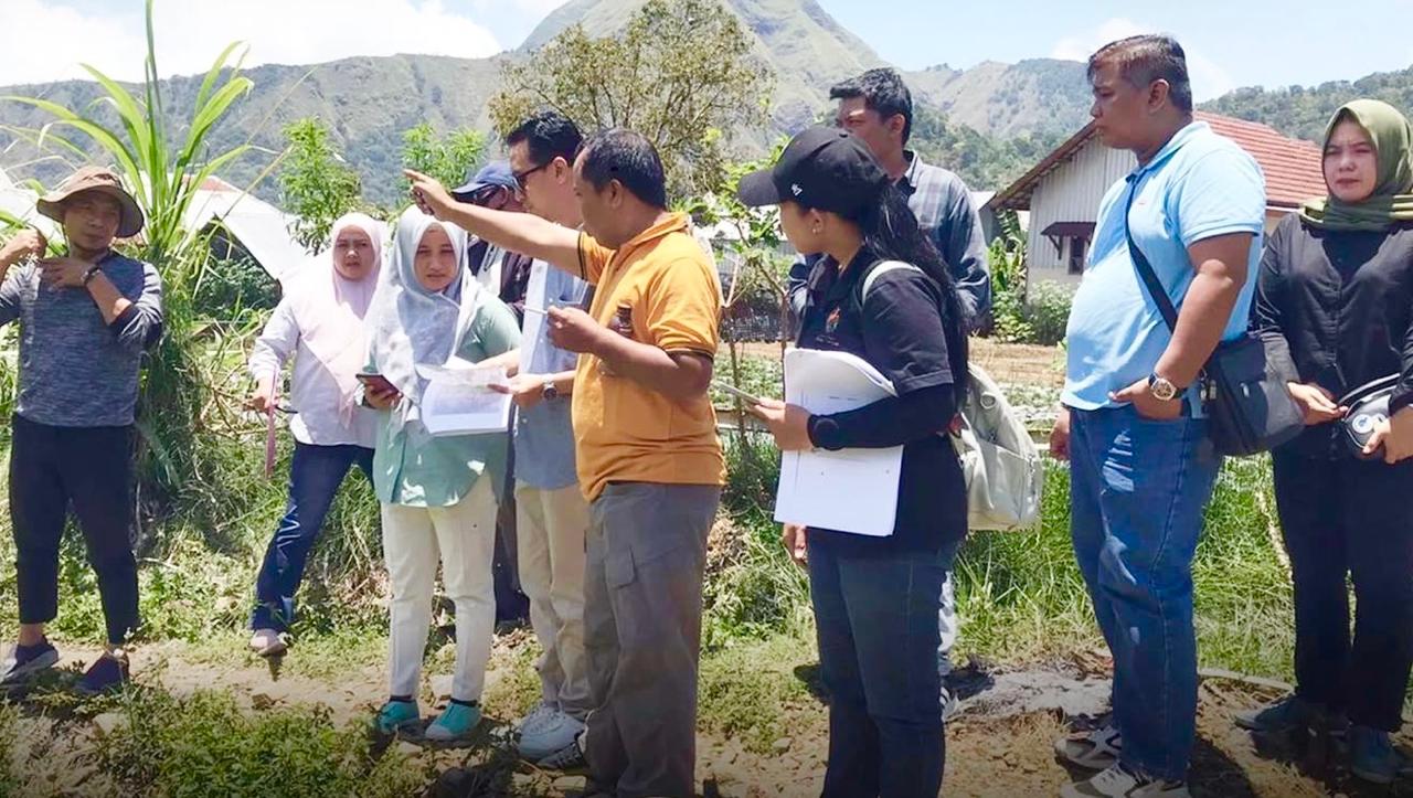 Tim UPTB Balai Pemanfaatan dan Pengamanan Aset Daerah BPKAD NTB, saat mendampingi tim Dinas Perikanan dan Kelautan NTB dan Biro Hukum Setda NTB, melihat langsung lokasi aset milik Pemprov NTB.