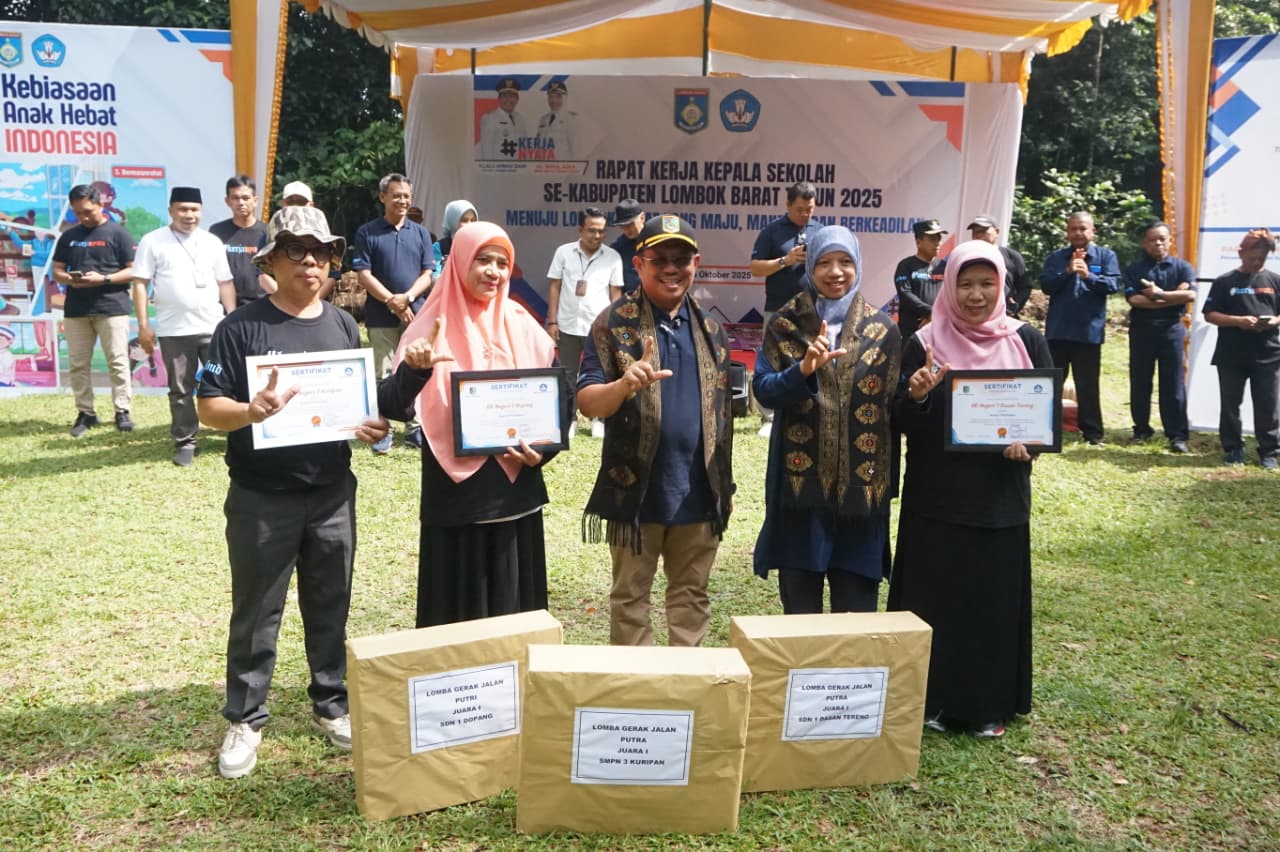 BANGUN PENDIDIKAN: Bupati Lombok Barat Lalu Ahmad Zaini dan Wakil Bupati Nurul Adha saat melaunching program Pelita dalam rapat kerja dengan kepala sekolah se-Lobar di Taman Suranadi, Kamis (16/10).