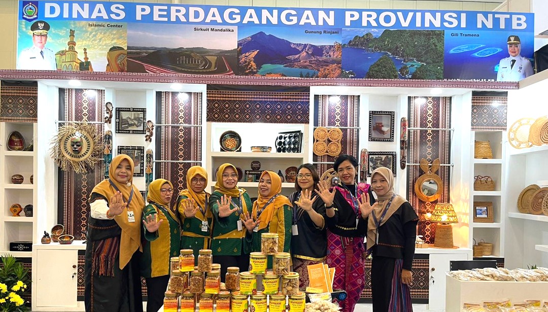 Stan UMKM NTB yang ikut dalam event Trade Expo Indonesia (TEI) 2025 di ICE BSD, Tangerang, Banten, Kamis (16/10).