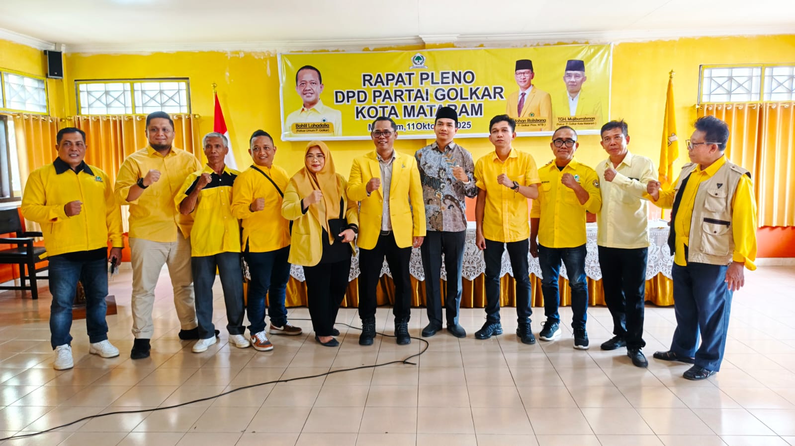 Rino Rinaldi didampini Ketua PK Golkar dan anggota Fraksi Golkar Kota Mataram mendaftarkan diri sebagai  calon Ketua DPD Golkar Kota Mataram di Sekretariat Golkar Mataram, Jumat (17/10).