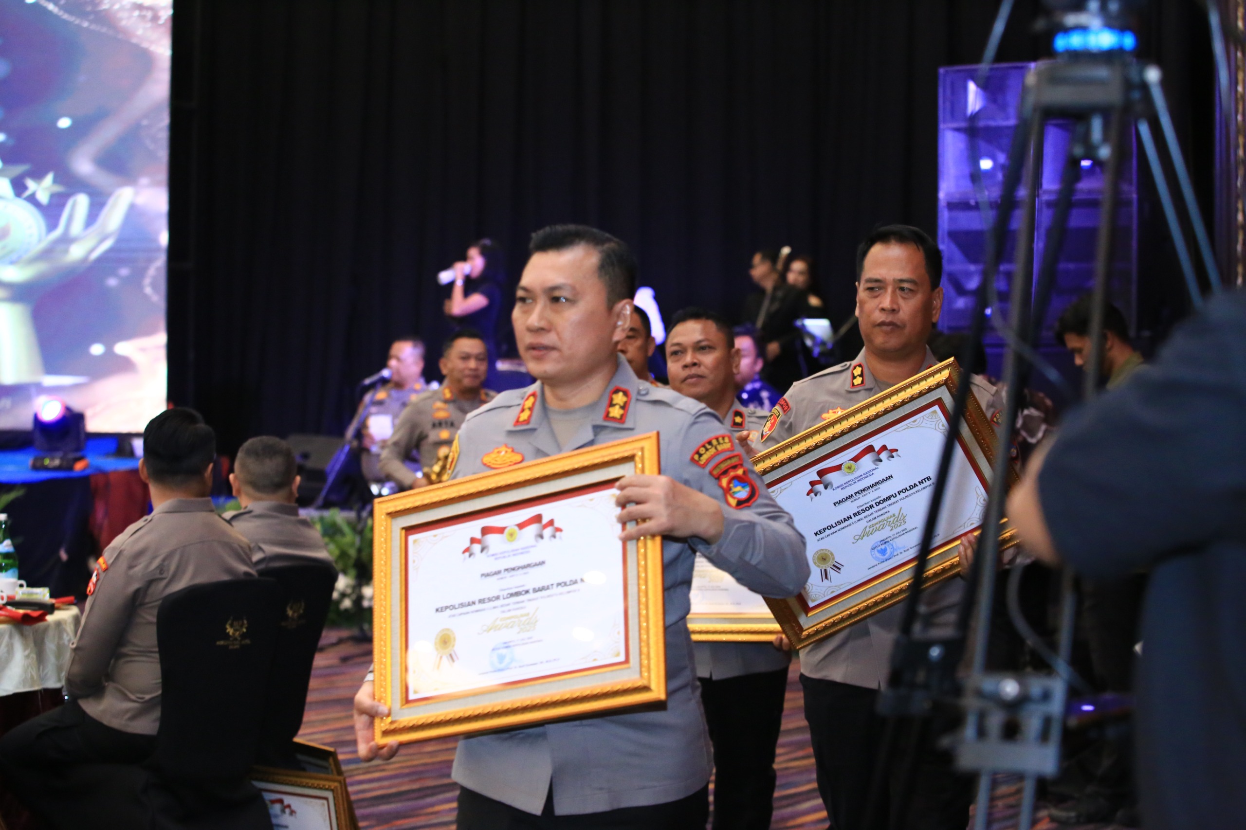 BIKIN BANGGA: Kapolres Lombok Barat AKBP Yasmara Harahap menerima penghargaan Kompolnas Award 2025.