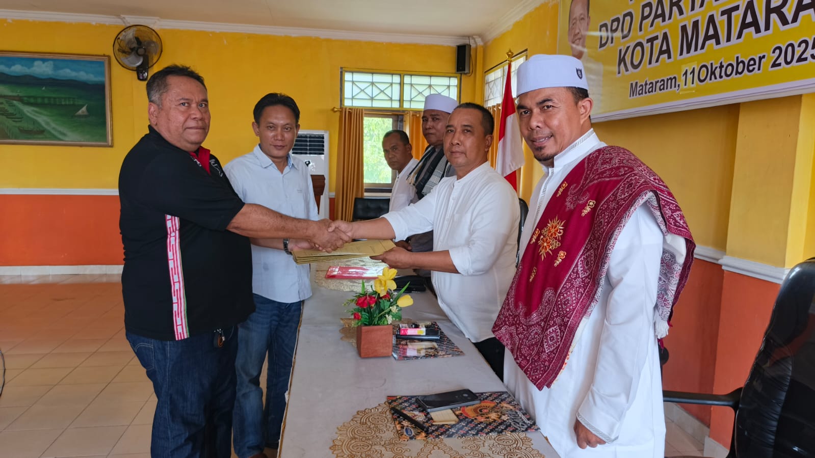 DAFTAR PERTAMA: Wakil Ketua Bidang Pemenangan Pemilu DPD II Golkar Mataram H Edy Sopyan mendaftar sebagai calon Ketua DPD II, Jumat (17/10).
