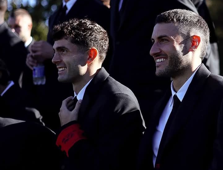 Christian Pulisic (kiri) pemain AC Milan yang mematok target khusus untuk mau memperpanjang kontrak.