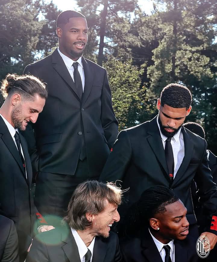 Adrien Rabiot (kiri) pemain AC Milan yang tengah dibekap cedera, saat sesi pemotretan bersama pemain lainnya.