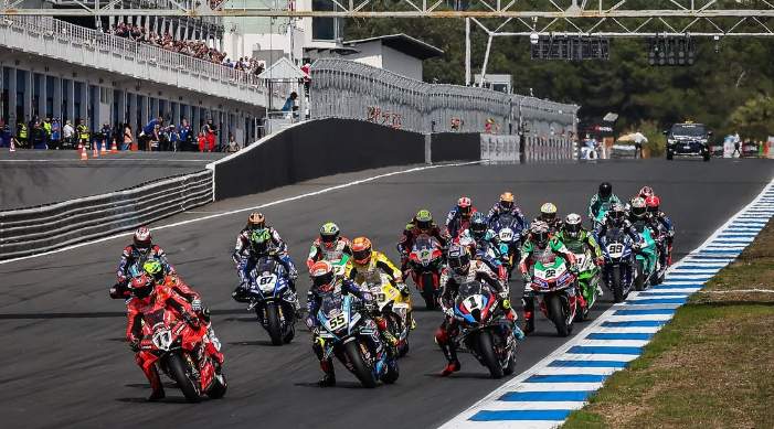 WorldSBK Jerez 2025 bakal menutup musim penuh drama. Razgatlioglu vs Bulega perebutkan gelar, tiga kejuaraan dunia masih terbuka.