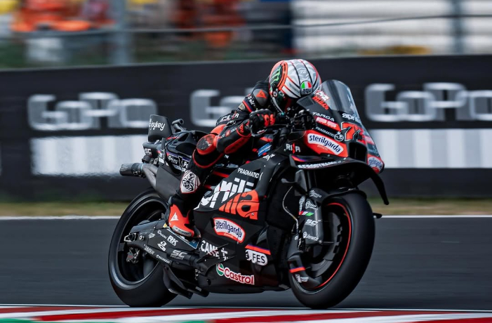 Marco Bezzecchi pecahkan rekor lap Jorge Martin di Practice MotoGP Australia 2025. Fermin Aldeguer gagal ke Q2, Bagnaia dan Acosta lolos.