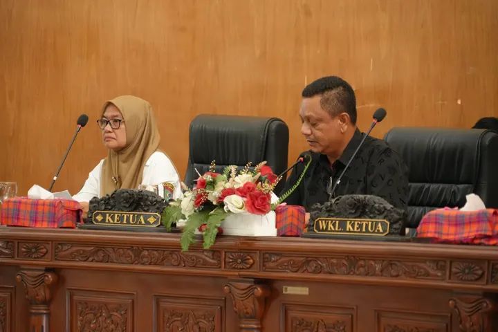 Pj Sekda Kota Bima Mariamah dan Ketua DPRD Kota Bima Syamsuri saat rapat paripurna, Rabu (15/10).